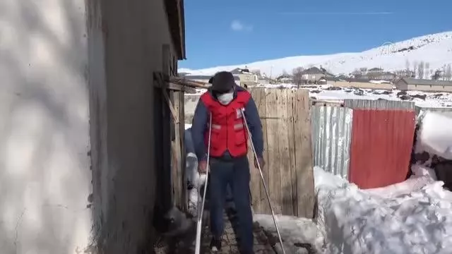 Kızılay gönüllüleri karlı yolları aşarak ihtiyaç sahiplerine yardım ulaştırıyor Kızılay gönüllüleri karlı yolları aşarak ihtiyaç sahiplerine yardım ulaştırıyor
