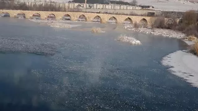 Kızılırmak Nehri kısmen buz tuttu Kızılırmak Nehri kısmen buz tuttu