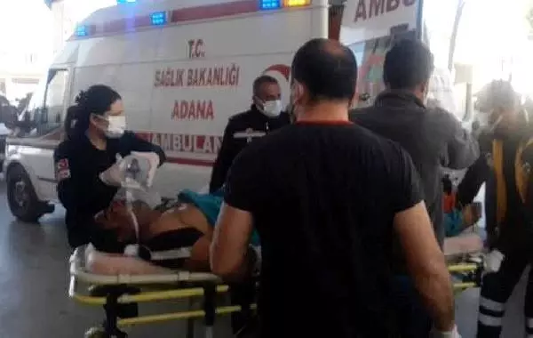 Kopan yüksek gerilim hattını taşla kesmek isterken elektriğe kapıldılar Kopan yüksek gerilim hattını taşla kesmek isterken elektriğe kapıldılar