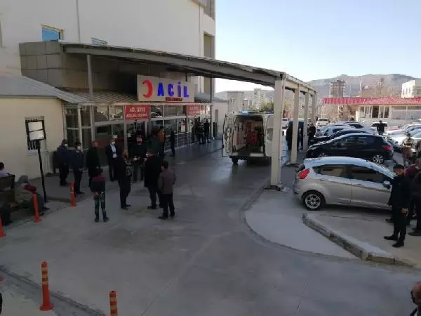 Kopan yüksek gerilim hattını taşla kesmek isterken elektriğe kapıldılar Kopan yüksek gerilim hattını taşla kesmek isterken elektriğe kapıldılar