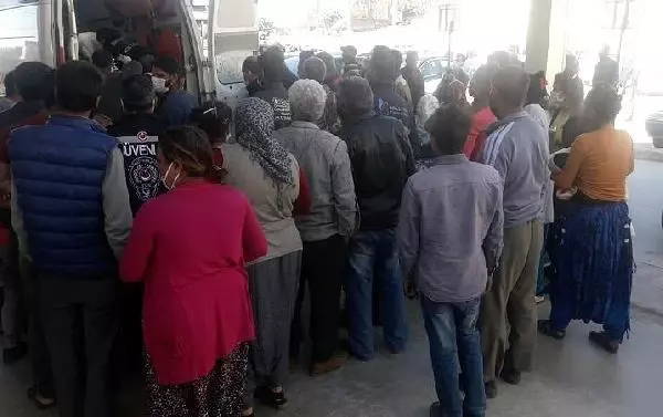 Kopan yüksek gerilim hattını taşla kesmek isterken elektriğe kapıldılar Kopan yüksek gerilim hattını taşla kesmek isterken elektriğe kapıldılar