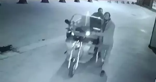 Kuryelerin elektrikli bisikletlerini çalan hırsızlar yakalandı Kuryelerin elektrikli bisikletlerini çalan hırsızlar yakalandı