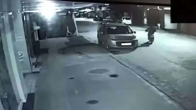 Kuryelerin elektrikli bisikletlerini ve paketlerini çaldığı iddiasıyla yakalanan 2 şüpheli tutuklandı Kuryelerin elektrikli bisikletlerini ve paketlerini çaldığı iddiasıyla yakalanan 2 şüpheli tutuklandı