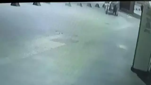 Kuryelerin elektrikli bisikletlerini ve paketlerini çaldığı iddiasıyla yakalanan 2 şüpheli tutuklandı Kuryelerin elektrikli bisikletlerini ve paketlerini çaldığı iddiasıyla yakalanan 2 şüpheli tutuklandı