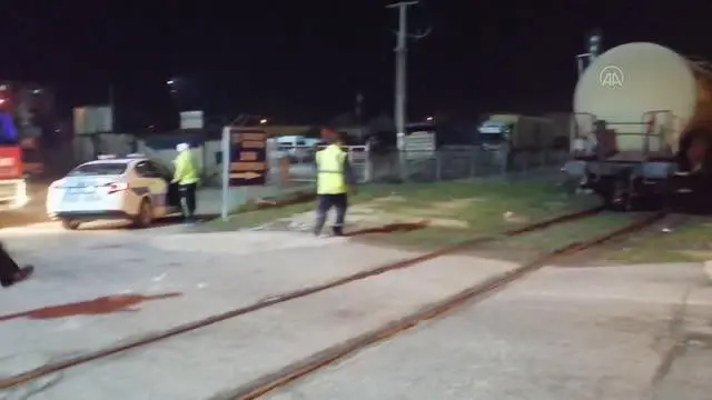 Manevra katarı ile servis midibüsü hemzemin geçitte çarpıştı: 1 yaralı Manevra katarı ile servis midibüsü hemzemin geçitte çarpıştı: 1 yaralı