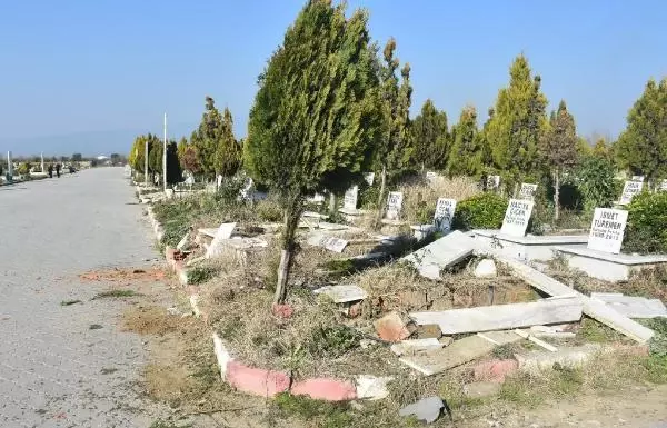 Manisa'da mezarlıklara çirkin saldırı Manisa'da mezarlıklara çirkin saldırı