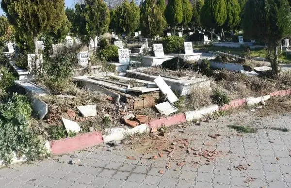 Manisa'da mezarlıklara çirkin saldırı Manisa'da mezarlıklara çirkin saldırı