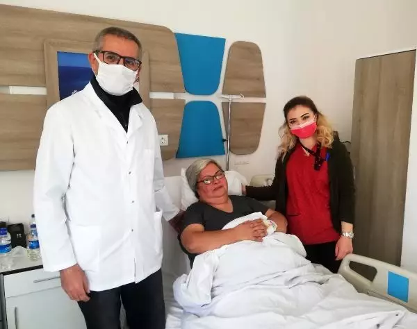 Memesinden 4,5 kiloluk kitle çıkarıldı Memesinden 4,5 kiloluk kitle çıkarıldı