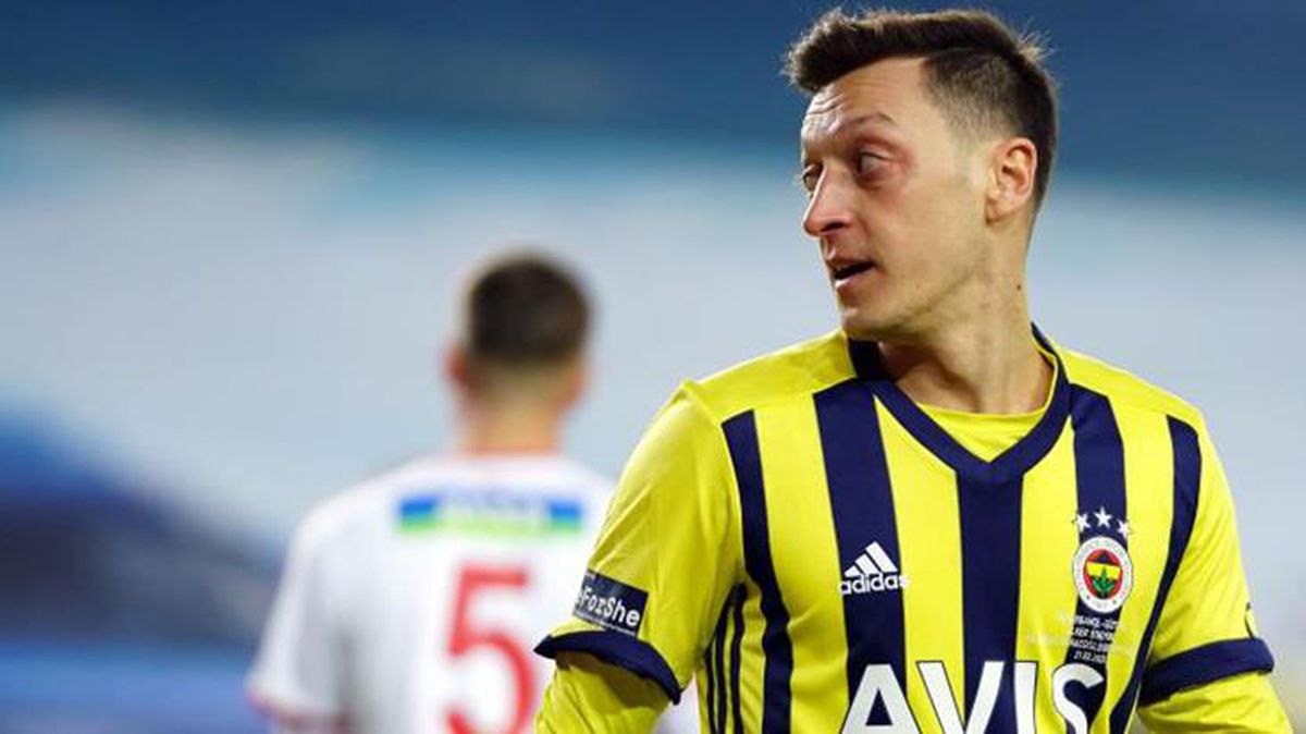 Mesut Özil'in Göztepe maçı öncesi İstiklal Marşı okuması, Alman basınında gündem oldu