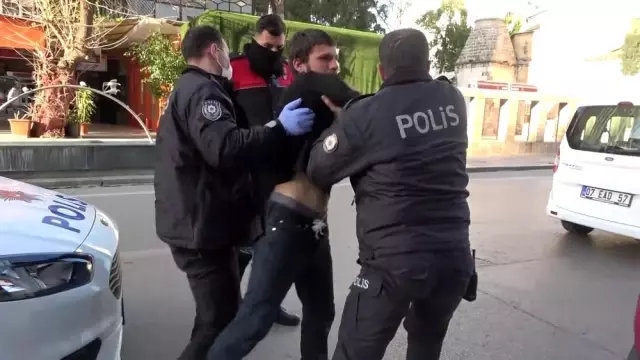 Metruk binaya girmeye çalışan şahıs, ekiplere 'Siz benim kim olduğumu biliyor musunuz?' diyerek tehditler savurdu Metruk binaya girmeye çalışan şahıs, ekiplere 'Siz benim kim olduğumu biliyor musunuz?' diyerek tehditler savurdu