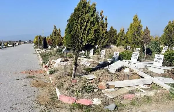 Mezar taşlarını dalgınlıkla kırmış Mezar taşlarını dalgınlıkla kırmış