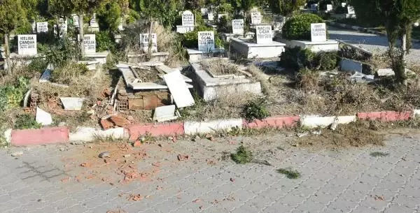 Mezar taşlarını dalgınlıkla kırmış Mezar taşlarını dalgınlıkla kırmış