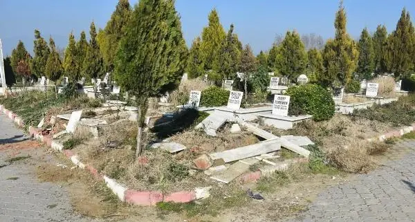 Mezar taşlarını dalgınlıkla kırmış Mezar taşlarını dalgınlıkla kırmış