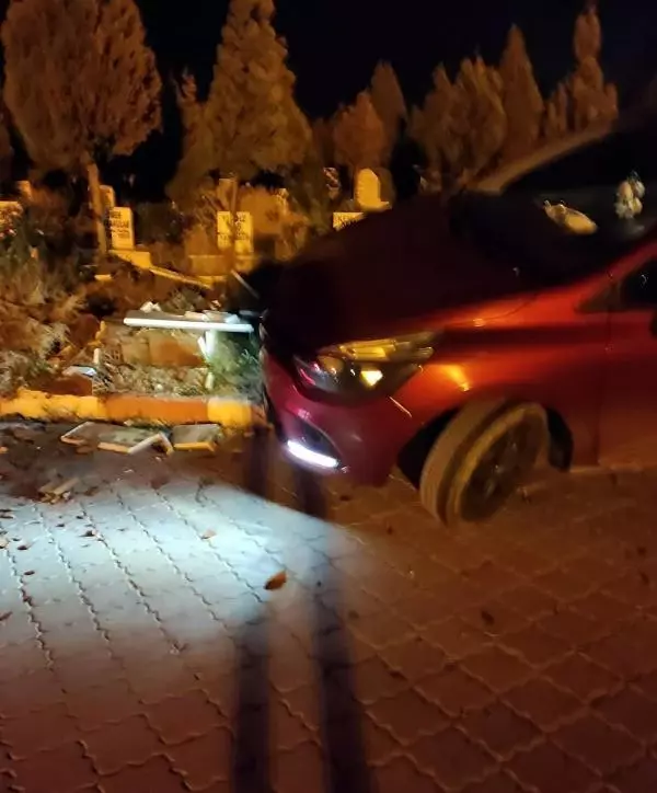 Mezar taşlarını dalgınlıkla kırmış Mezar taşlarını dalgınlıkla kırmış