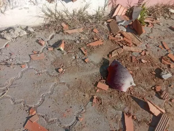 Mezar taşlarını dalgınlıkla kırmış Mezar taşlarını dalgınlıkla kırmış