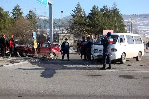 Minibüsle otomobil çarpıştı: 2 yaralı Minibüsle otomobil çarpıştı: 2 yaralı