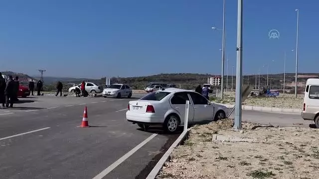 Minibüsle otomobil çarpıştı: 3 yaralı Minibüsle otomobil çarpıştı: 3 yaralı