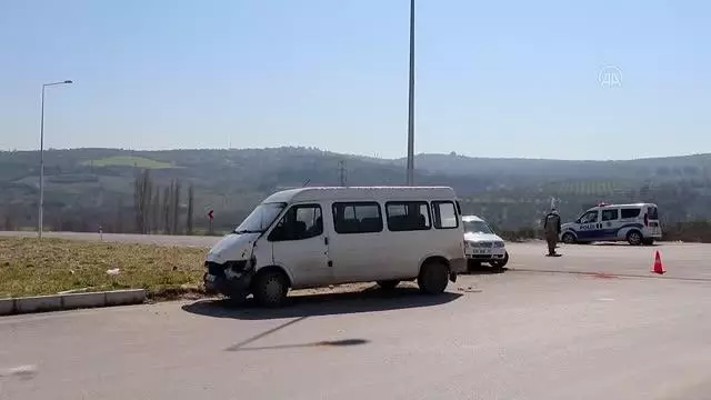 Minibüsle otomobil çarpıştı: 3 yaralı Minibüsle otomobil çarpıştı: 3 yaralı