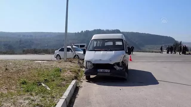 Minibüsle otomobil çarpıştı: 3 yaralı Minibüsle otomobil çarpıştı: 3 yaralı