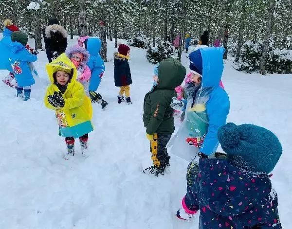 Minikler, kuşların aç kalmaması için ağaçlara meyve astı Minikler, kuşların aç kalmaması için ağaçlara meyve astı
