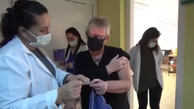 Muğla'da yaşayan yerleşik yabancılar Kovid-19 aşısının ilk dozunu oldu Muğla'da yaşayan yerleşik yabancılar Kovid-19 aşısının ilk dozunu oldu