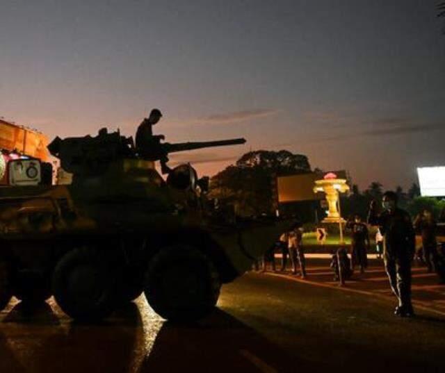 Myanmar'da yönetime el koyan ordu, darbe karşıtı protestocuları 'ölümcül güç' kullanmakla tehdit etti Myanmar'da yönetime el koyan ordu, darbe karşıtı protestocuları 'ölümcül güç' kullanmakla tehdit etti