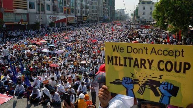 Myanmar'da yönetime el koyan ordu, darbe karşıtı protestocuları 'ölümcül güç' kullanmakla tehdit etti Myanmar'da yönetime el koyan ordu, darbe karşıtı protestocuları 'ölümcül güç' kullanmakla tehdit etti