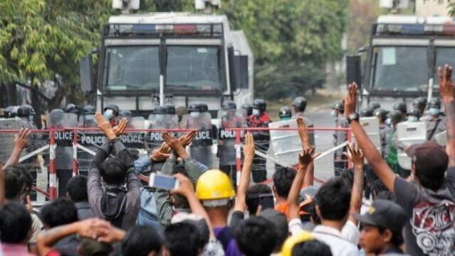 Myanmar'da yönetime el koyan ordu, darbe karşıtı protestocuları 'ölümcül güç' kullanmakla tehdit etti Myanmar'da yönetime el koyan ordu, darbe karşıtı protestocuları 'ölümcül güç' kullanmakla tehdit etti