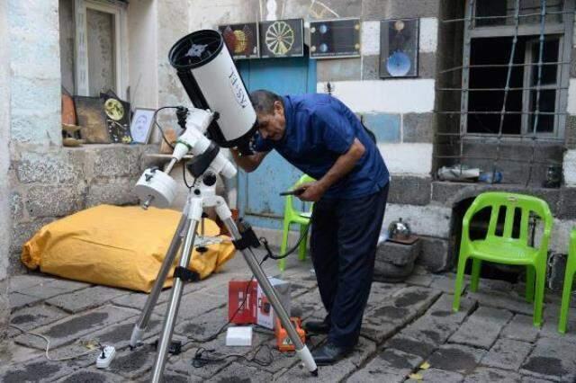 NASA'dan teşekkür mektubu alan 'Diyarbakır'ın astronomu' yaşamını yitirdi NASA'dan teşekkür mektubu alan 'Diyarbakır'ın astronomu' yaşamını yitirdi