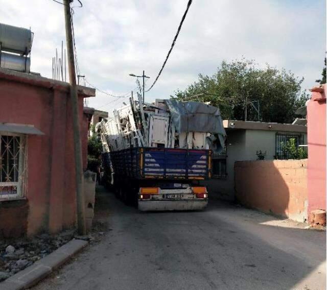 Navigasyonun yönlendirmesiyle dar sokağa giren tırlar, mahalleliye korku dolu anlar yaşatıyor Navigasyonun yönlendirmesiyle dar sokağa giren tırlar, mahalleliye korku dolu anlar yaşatıyor