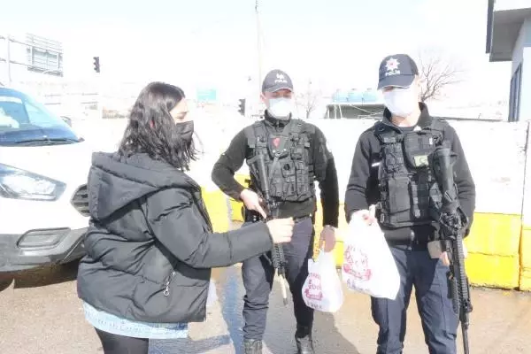 Son dakika haber... Normalleşmeye en yakın il Şırnak'ta, koronavirüsle mücadele ekiplerine tatlı ikramı Son dakika haber... Normalleşmeye en yakın il Şırnak'ta, koronavirüsle mücadele ekiplerine tatlı ikramı