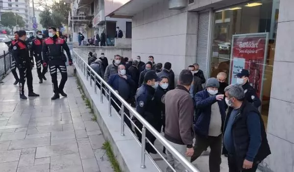 Kumar oynayan 25 kişiye toplam 112 bin lira para cezası Kumar oynayan 25 kişiye toplam 112 bin lira para cezası