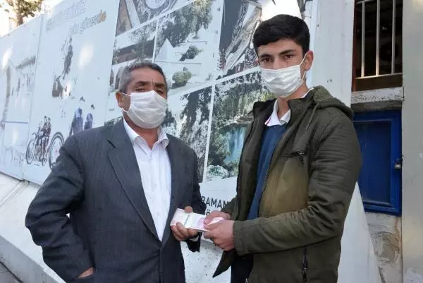 Öğrenci, yolda bulduğu 20 bin lirayı sahibine teslim etti Öğrenci, yolda bulduğu 20 bin lirayı sahibine teslim etti