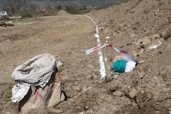 Önce dereyi doldurdu, sonra toprağı kaldırdı Önce dereyi doldurdu, sonra toprağı kaldırdı