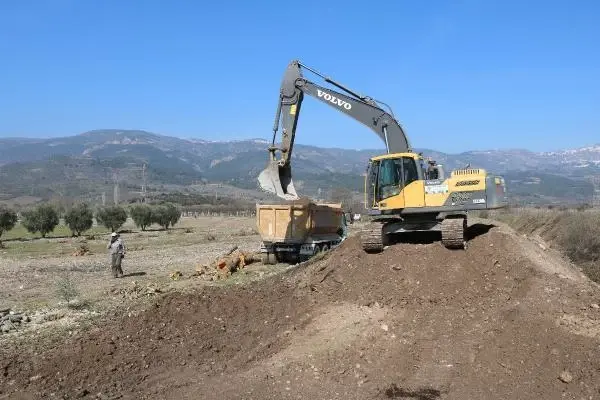 Önce dereyi doldurdu, sonra toprağı kaldırdı Önce dereyi doldurdu, sonra toprağı kaldırdı