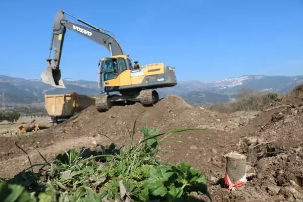 Önce dereyi doldurdu, sonra toprağı kaldırdı Önce dereyi doldurdu, sonra toprağı kaldırdı