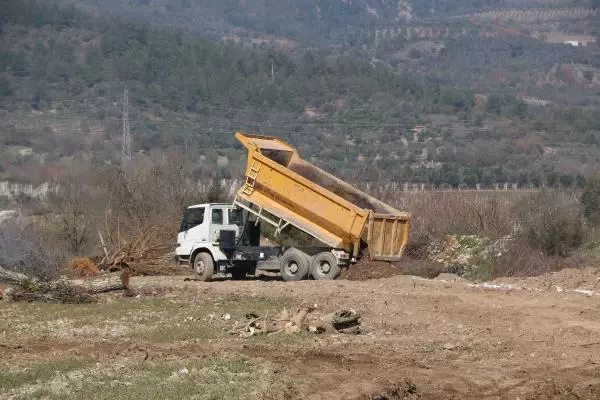 Önce dereyi doldurdu, sonra toprağı kaldırdı Önce dereyi doldurdu, sonra toprağı kaldırdı