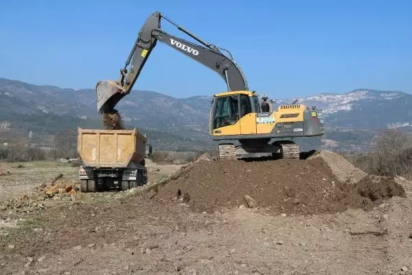 Önce dereyi doldurdu, sonra toprağı kaldırdı Önce dereyi doldurdu, sonra toprağı kaldırdı