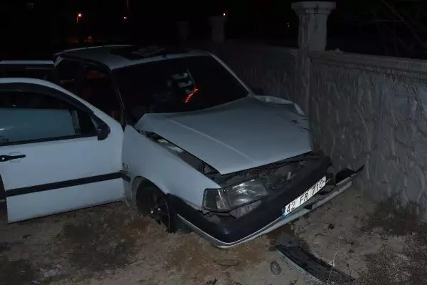 Otomobil duvara çarptı: 1 ölü Otomobil duvara çarptı: 1 ölü