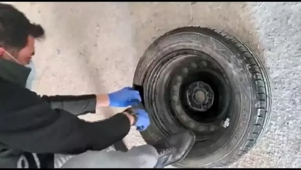 Otomobil lastiğinden 1 kilo kokain çıktı Otomobil lastiğinden 1 kilo kokain çıktı