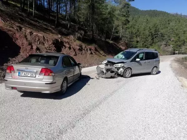 Otomobille hafif ticari araç çarpıştı: 2'si çocuk 5 yaralı Otomobille hafif ticari araç çarpıştı: 2'si çocuk 5 yaralı