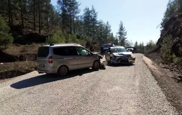 Otomobille hafif ticari araç çarpıştı: 2'si çocuk 5 yaralı Otomobille hafif ticari araç çarpıştı: 2'si çocuk 5 yaralı