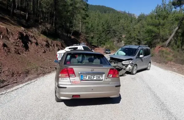 Otomobille hafif ticari araç çarpıştı: 2'si çocuk 5 yaralı Otomobille hafif ticari araç çarpıştı: 2'si çocuk 5 yaralı