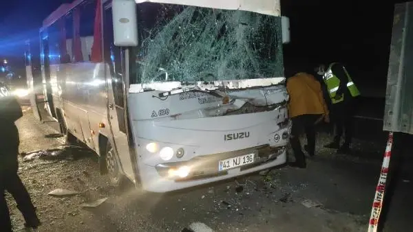 Özel halk otobüsü TIR'a çarptı: 6 yaralı Özel halk otobüsü TIR'a çarptı: 6 yaralı