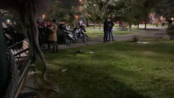 Parkta yürüyüş yaparken yolunu kesen kişiye 5 lira vermediği için bıçaklandı Parkta yürüyüş yaparken yolunu kesen kişiye 5 lira vermediği için bıçaklandı