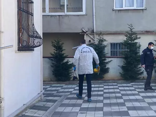Pendik'te 16 yaşındaki genç kız silahla intihara teşebbüs etti Pendik'te 16 yaşındaki genç kız silahla intihara teşebbüs etti