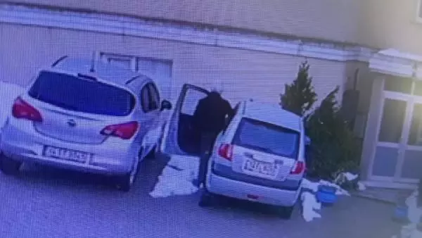 Pendik'te dambıllı vahşet: maskesini taktı, aracı çalıştırdı ve gitti Pendik'te dambıllı vahşet: maskesini taktı, aracı çalıştırdı ve gitti