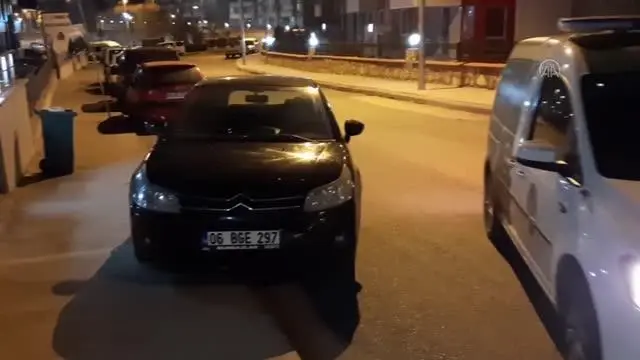 Polisin 'dur' ihtarına uymayan sürücü aracını bırakarak kaçtı Polisin 'dur' ihtarına uymayan sürücü aracını bırakarak kaçtı