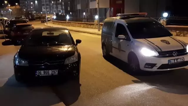 Polisin 'dur' ihtarına uymayan sürücü aracını bırakarak kaçtı Polisin 'dur' ihtarına uymayan sürücü aracını bırakarak kaçtı