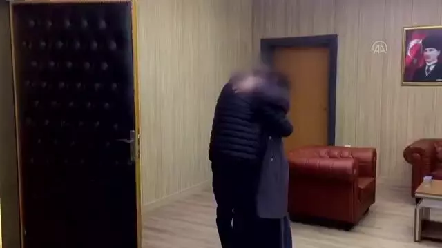 Polisin ikna çalışması sonucu teslim olan terörist ailesiyle buluşturuldu (2) Polisin ikna çalışması sonucu teslim olan terörist ailesiyle buluşturuldu (2)